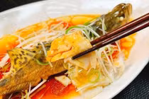 Hấp cá, cho 3 thứ này, đảm bảo ngọt thịt lại không tanh 