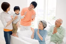 Con trai 88 tuổi đưa mẹ 111 tuổi đi mua sắm gây xúc động