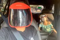 "Chết cười" gia đình Ốc Thanh Vân mùa dịch: Chung xe nhưng không ai thấy ai