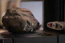 Viên đá lớn rơi xuống vườn nhà lại là báu vật hơn 5 tỷ 