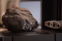 Viên đá lớn rơi xuống vườn nhà lại là báu vật hơn 5 tỷ 