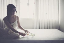 Phát hiện chồng ngoại tình nhờ một chiếc dây buộc tóc