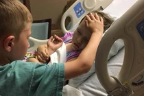 Rơi nước mắt, anh trai bên em gái bị u não trước phút ly biệt