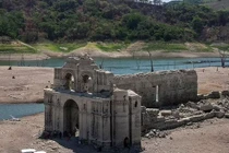 Hạn hán khiến hồ nước khô cạn, lộ công trình gần 500 năm tuổi