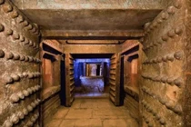 Xây lăng mộ vua chúa kín mít, người thợ cuối ra ngoài thế nào? 