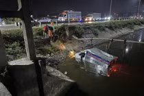 Tai nạn giao thông liên hoàn, xe tải mất lái lao thẳng xuống nước