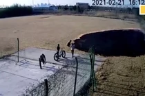 Video: Thử nghiệm kính lúp, hai cha con làm cháy bãi cỏ 2.000 m2