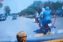 Video: Vướng áo chống nắng, người đi xe máy gặp nạn đáng sợ