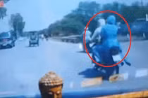 Video: Vướng áo chống nắng, người đi xe máy gặp nạn đáng sợ