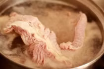 Có nên chần thịt qua nước sôi trước khi chế biến?