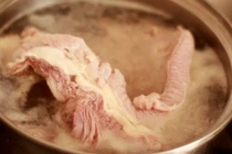 Có nên chần thịt qua nước sôi trước khi chế biến?