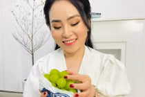 Hơn 2 triệu 1 chùm nho Mẫu đơn làm điểm nhấn mâm cỗ Trung thu