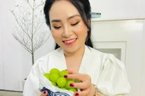 Hơn 2 triệu 1 chùm nho Mẫu đơn làm điểm nhấn mâm cỗ Trung thu