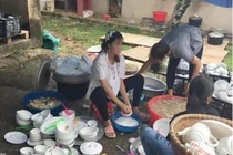 Chửa vượt mặt bị bắt rửa 8 mâm bát, mẹ bầu gọi xe về luôn