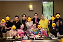 Vợ chồng Phan Thành hiếm hoi lộ diện bên mẹ vợ quyền lực