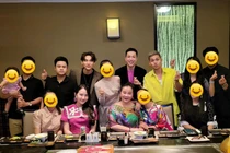 Vợ chồng Phan Thành hiếm hoi lộ diện bên mẹ vợ quyền lực