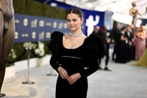 Selena Gomez 'quê độ' vì cú ngã tung giày trên thảm đỏ