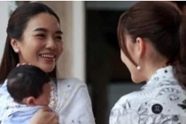 Về thăm mẹ, tôi cúi mặt xấu hổ khi nhìn đôi dép chị dâu