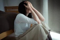 Lau người vợ vừa sinh, chồng tôi bị mẹ ruột mắng như tát nước