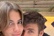 Pique công khai bạn gái sau 7 tháng chia tay Shakira