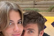 Pique công khai bạn gái sau 7 tháng chia tay Shakira