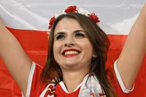 Nữ CĐV Ba Lan "gieo thương nhớ" cho khán giả tại World Cup 2022