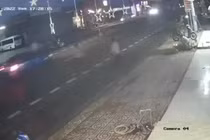 Video: Kinh hoàng ôtô tông người đàn ông bay lên cao