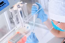 Đưa con trai đi xét nghiệm ADN, người cha phát hiện bí mật 