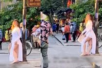 Khách du lịch mặc áo dài phản cảm giữa phố Hội nên xử phạt?