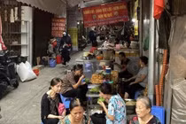 “Siêu ngõ ẩm thực” chợ Đồng Xuân với… 50.000 đồng