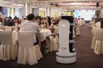 Video: Thiếu nhân viên, nhà hàng New York mua robot phục vụ khách