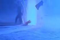 Video: Ném pháo xuống cống, cậu bé bị nắp cống đập thẳng vào người