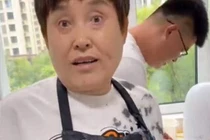 Hành động của mẹ chồng khi con dâu biếu tiền khiến cô nghẹn ngào 