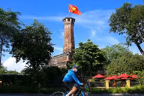 Tận hưởng kỳ nghỉ, người dân thảnh thơi đạp xe dạo khắp Hà Nội