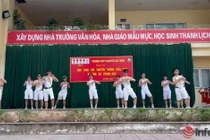 Nhóm nam sinh mặc áo yếm, nhảy trước toàn trường gây 'bão' mạng