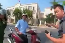 Nam thanh niên vi phạm luật giao thông còn vu “công an đánh dân“