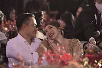 Chi Bảo tình tứ bên bạn gái xinh đẹp kém 16 tuổi 