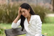 Rơi nước mắt thấy thứ bên trong túi quà Tết của em chồng cũ