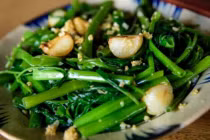 Xào rau làm thêm 2 bước để rau xanh mướt