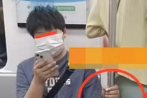Ngồi trên tàu điện ngầm, nam thanh niên đặt tay ở vị trí "nhạy cảm"