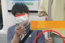 Ngồi trên tàu điện ngầm, nam thanh niên đặt tay ở vị trí "nhạy cảm"