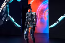 Elon Musk trình làng robot hình người Optimus giá rẻ