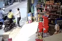 Video: 2 vụ cướp giật liên tiếp trong một con hẻm ở TP.HCM