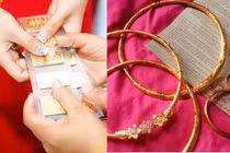 Có nên đưa toàn bộ tiền vàng cho mẹ chồng giữ sau đám cưới? 