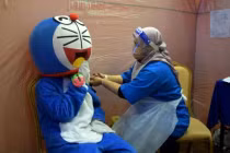 "Doraemon" đi tiêm vắc xin COVID-19, dân mạng trầm trồ "Cưng xỉu"! 