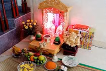 Vì sao bàn thờ Thần Tài hay có một bát nước thả hoa?