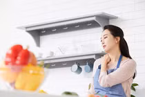 Dọn tủ lạnh nhà chị dâu, tôi nghẹn ngào thấy bánh kem đã hỏng