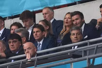 Lý do Tom Cruise từ mặt David Beckham