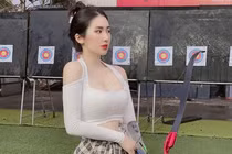 2 cô gái Việt nổi bật trên sân bắn cung vì nhan sắc "thần tiên" 