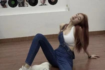 Elly Trần bóp eo méo tường sau tuyên bố "chọi mặt đứa kêu photoshop"